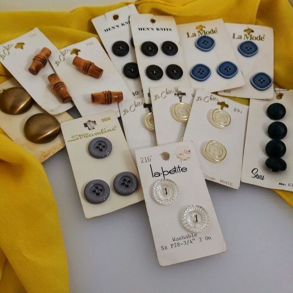 Assorted Vintage Sewing Button Cards - Picture 6 of 6